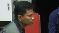 Hitler saat berada di dalam ruang kantor polisi. Foto: dok. CNN