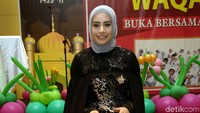 Ada yang mengganggu pikiran Shinta Bachir usai berhijab lagi . Ia mengaku khawatir dengan foto seksinya dan tak ingin mati dengan keadaan terbuka.  Foto: Noel/detikHOT