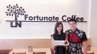 Merayakan anniversarynya, Asty dan suami diberi kejutan sepiring kue cokelat. Yummy! Foto: Instagram @asty_ananta