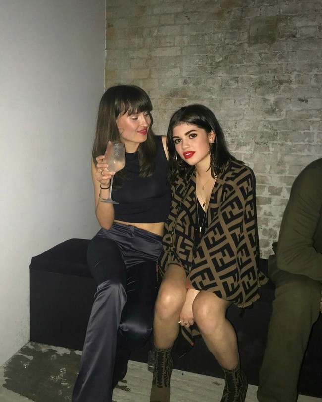 Molly juga berselara dalam soal gaya. Tampak Molly tampil modis dengan outerwear bermotif monogram Fendy yang dipadu dengan boots senada. (Foto: Instagram/Molly Moorish)