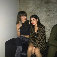 Molly juga berselara dalam soal gaya. Tampak Molly tampil modis dengan outerwear bermotif monogram Fendy yang dipadu dengan boots senada. (Foto: Instagram/Molly Moorish)