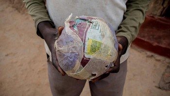 Bocah di Zimbabwe memegang bola seadanya. Orang tuanya bergaji USD 34 per bulan. Foto: Gapminder