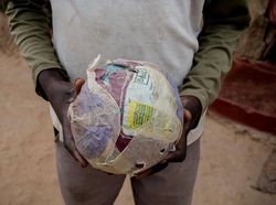 Potret Menarik Perbandingan Mainan Anak Miskin dan Kaya