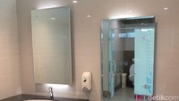 Seperti toilet pada umumnya, deretan wastafel terpasang lengkap dengan cemin di depannya. Semuanya juga dilengkapi keran dan tempat sabun.