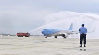  Pantauan detikcom, Pesawat Kepresidenan Indonesia-1 Boeing Bussines Jet (BBJ) yang membawa Jokowi, mendarat di Bandara Internasional Majalengka pukul 09.19 WIB, Kamis (24/5/2018).