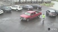 Tak diketahui apa penyebab pria kaus hijau itu mengamuk, hanya saja seorang saksi mata mengaku mendengar pelaku sempat berteriak Kamu selingkuh dengan pacar saya!. Foto: Dok. ABC News