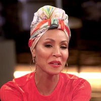 Dalam acaranya Red Table Talk yang tersiar di Facebook, Jada akhirnya mengungkap alasan di balik keputusannya menggunakan turban. Ternyata ada alasan kesehatan mengapa ia kini berturban.  Foto: Instagram