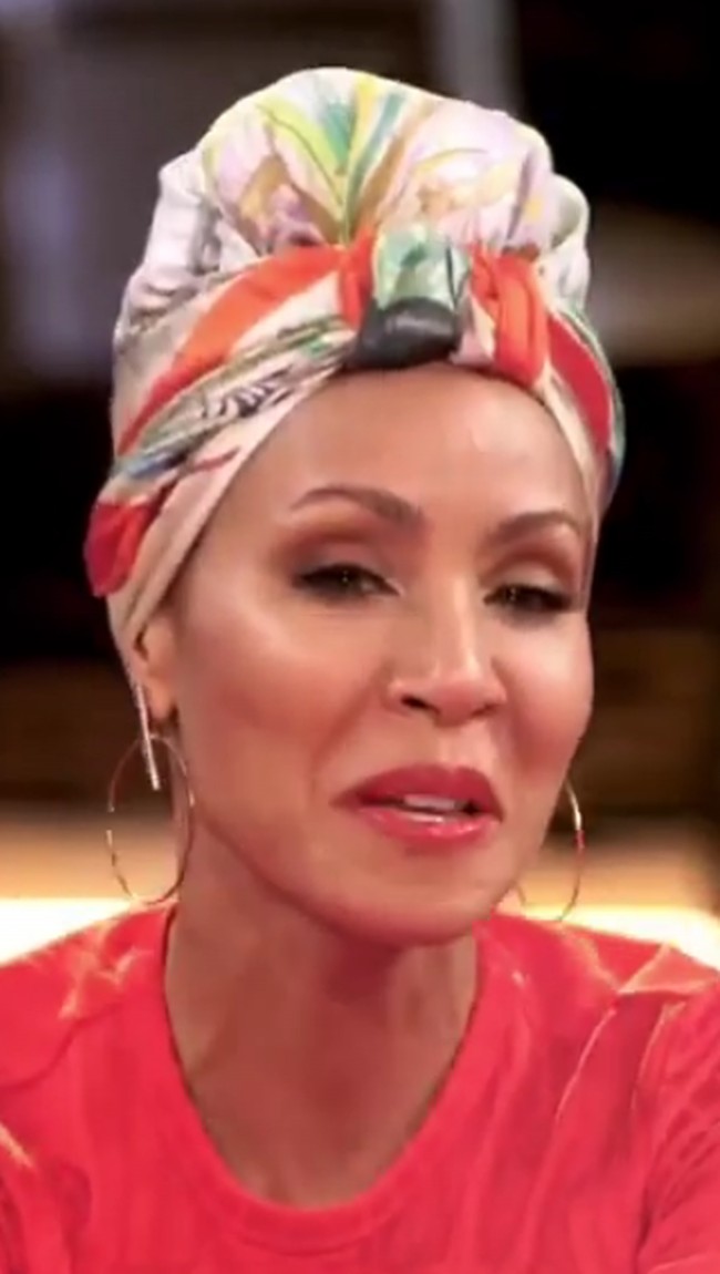 Dalam acaranya Red Table Talk yang tersiar di Facebook, Jada akhirnya mengungkap alasan di balik keputusannya menggunakan turban. Ternyata ada alasan kesehatan mengapa ia kini berturban.  Foto: Instagram