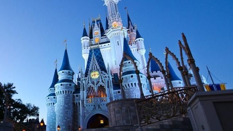 Foto: Kastil ikonik di taman rekreasi Disney (Magic Kingdom Park) Foto: Kastil ikonik di taman rekreasi Disney (Magic Kingdom Park)
