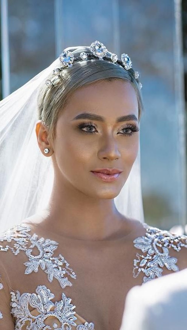 Efek wajah segar sangat terlihat dari pulasan shimmer di sana-sini. Hasilnya, kulit Kimmy menjadi lebih glowy dan radiant. Foto: Instagram/Kimmy Jayanti & Dipusmakeup