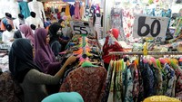 Para pembeli yang didominasi kaum ibu ini tampak sedang memilah busana.