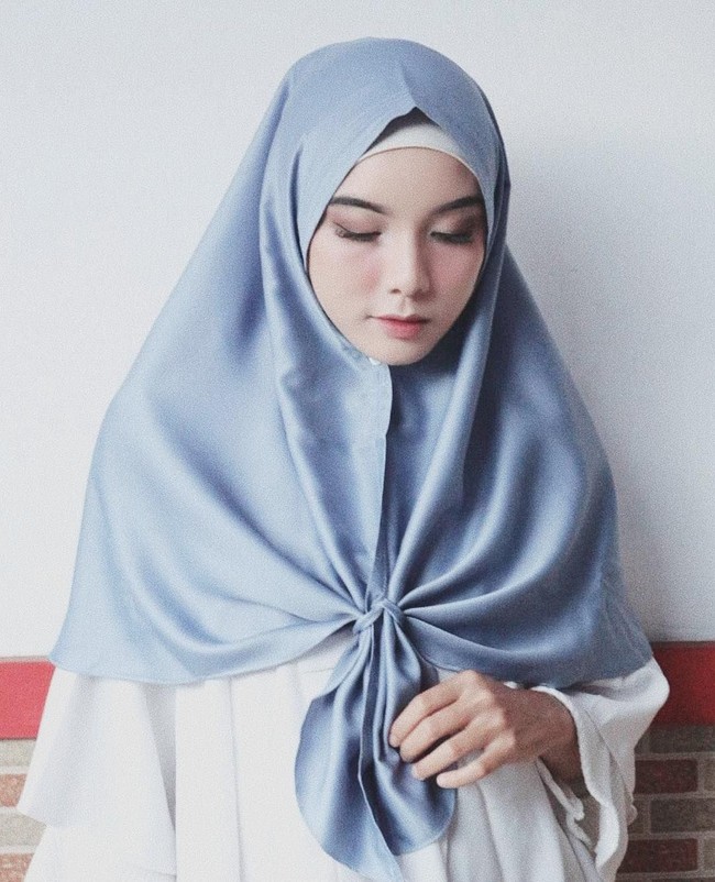 Selain menjadi bagian dari manajemen Awkarin, Riska juga aktif membangun bisnis pernak-pernik kamera. Tak hanya berjualan online, tapi juga tokonya akan menjadi supplier salah satu toko buku terbesar di Indonesia. Foto: Instagram