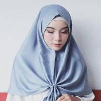 Selain menjadi bagian dari manajemen Awkarin, Riska juga aktif membangun bisnis pernak-pernik kamera. Tak hanya berjualan online, tapi juga tokonya akan menjadi supplier salah satu toko buku terbesar di Indonesia. Foto: Instagram