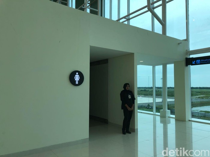 Bandara Internasional Jawa Barat (BIJB) Kertajati resmi beroperasi hari ini. Begini penampakan toilet yang tampak mewah di bandara kebanggaan warga Jawa Barat.