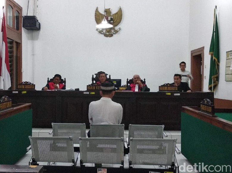 Didakwa Pembunuhan Berencana, Pembunuh Ustaz Prawoto Geleng Kepala Didakwa Pembunuhan Berencana, Pembunuh Ustaz Prawoto Geleng Kepala