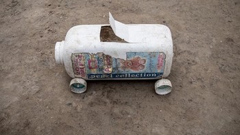 Mainan seorang anak di Haiti yang orang tuanya berpenghasilan USD 39 per bulan. Foto: Gapminder