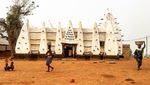 Foto: Batu Ajaib dan Masjid Lumpur Tertua di Ghana