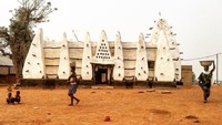Masjid unik berwarna putih ini dipercaya dibangun oleh suku bangsa Moor yang gemar bepergian untuk berdagang. Suatu hari, seorang bangsa Moor bernama Ayuba sedang dalam perjalanan berniaga. Saat sedang beristirahat, dalam mimpinya Ayuba diperintahkan oleh seorang ulama untuk membangun sebuah masjid di lokasi tempat dimana dia tertidur. (msturismo/Instagram)