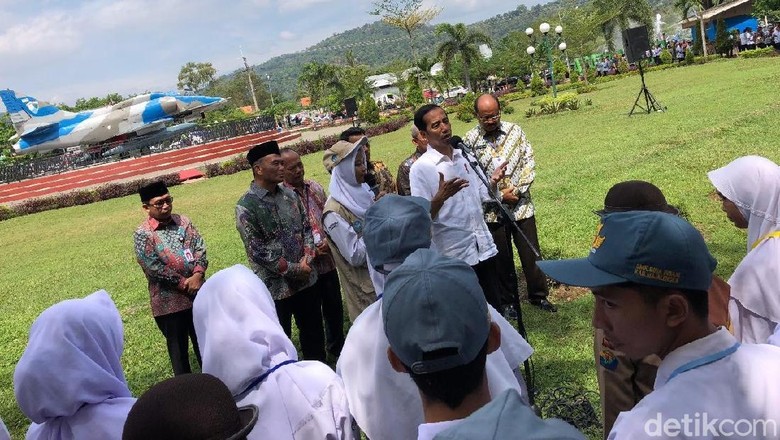 Jokowi di Hadapan Pelajar SMA: Jangan Saling Fitnah di Medsos Jokowi di Hadapan Pelajar SMA: Jangan Saling Fitnah di Medsos