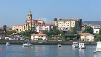Lokasi Hondarribia masuk di kawasan Bidasoa-Txingudi atau Teluk Txingudi yang terkenal dengan keindahan alam serta berbagai bangunan kuno (izas.mara/Instagram)