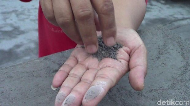 Butiran pasir Merapi yang turun saat erupsi