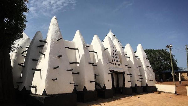 Foto: Batu Ajaib dan Masjid Lumpur Tertua di Ghana