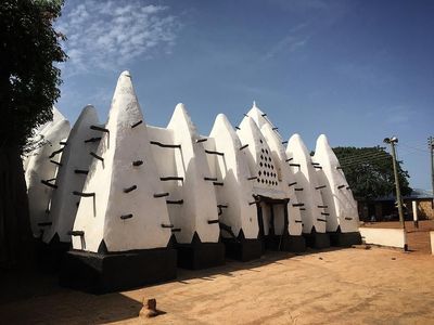Foto: Batu Ajaib dan Masjid Lumpur Tertua di Ghana