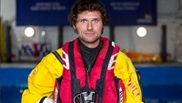 Guy Martin adalah seorang pebalap sepeda motor terkenal di Inggris yang terdiagnosa sindrom tersebut. (Foto: Instagram/rnli)