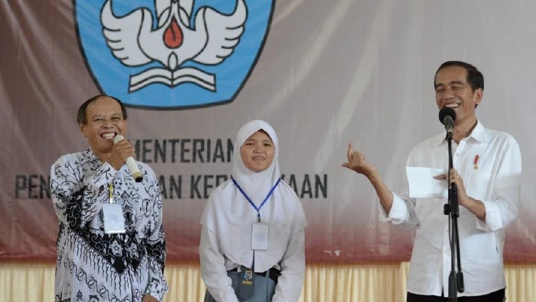 Jatuh Bangun Guru di Majalengka Ini Dapatkan Sepeda dari Jokowi Jatuh Bangun Guru di Majalengka Ini Dapatkan Sepeda dari Jokowi