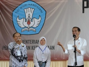 Jatuh Bangun Guru di Majalengka Ini Dapatkan Sepeda dari Jokowi