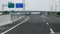 Rambu-rambu papan pengumuman jalan pun sudah terpasang dengan rapi, mulai dari rambu yang berisi informasi kilometer yang sudah dilintasi pengguna tol, hingga papan petunjuk jalan.