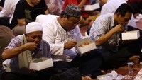 Jamaah makan dengan lahap.