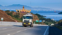 Proyek jalan Tol Bakauheni-Terbanggi Besar sendiri membentang sepanjang 140 kilometer (km). Mulai dari km 0 di Pelabuhan Bakauheni di Lampung Selatan, hingga wilayah Terbanggi Besar yang berada di Lampung Tengah, dengan pembagian empat paket pengerjaan, serta empat kontraktor berbeda di setiap paketnya. Dok. Bina Marga.