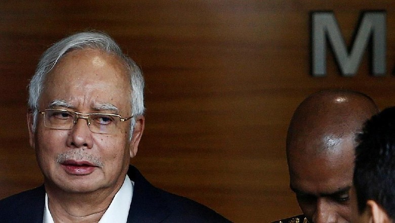 Gara-gara Najib, Warga Malaysia Ramai-ramai Beri Cokelat ke Polisi Gara-gara Najib, Warga Malaysia Ramai-ramai Beri Cokelat ke Polisi