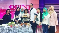 Ketika memandu acara, Evan juga mendapatkan kejutan manis lho di studio syuting. Ada fruitcake enak sebagai kue ulang tahunnya. Foto: Instagram @iam.evansanders