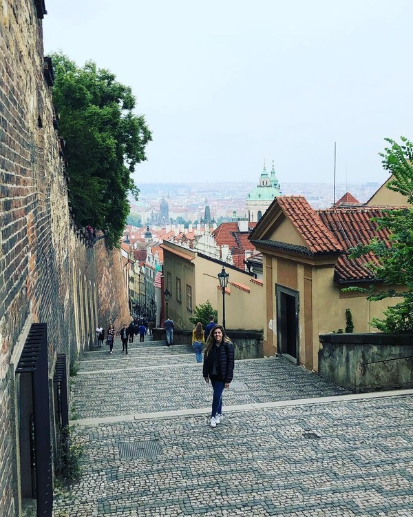 Perjalanan Dalma berlanjut ke Praha, Republik Ceko. Pesona Praha dan kota tuanya berhasil memikat Dalma. (Dalma Maradona/Instagram) Perjalanan Dalma berlanjut ke Praha, Republik Ceko. Pesona Praha dan kota tuanya berhasil memikat Dalma. (Dalma Maradona/Instagram)