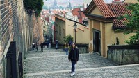 Perjalanan Dalma berlanjut ke Praha, Republik Ceko. Pesona Praha dan kota tuanya berhasil memikat Dalma. (Dalma Maradona/Instagram)
