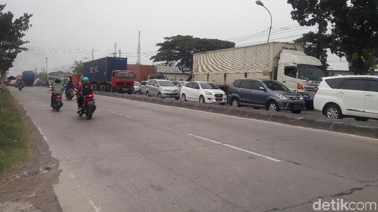 Pantura Demak Macet karena Rob, Arus Lalin ke Semarang Dialihkan Pantura Demak Macet karena Rob, Arus Lalin ke Semarang Dialihkan