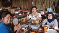 Ini salah satu potret kebahagiaan pengunjung saat memanggang seafood hasil tangkapannya sendiri. Foto: Prawn Valley Farm