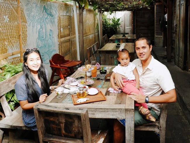 Gaya Makan Suami Happy Salma hingga Makanan yang Bikin Pangeran George Tersenyum