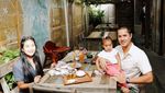Gaya Keren Tjok Gus, Suami Happy Salma Saat Ngopi hingga Nikmati Makanan Bali