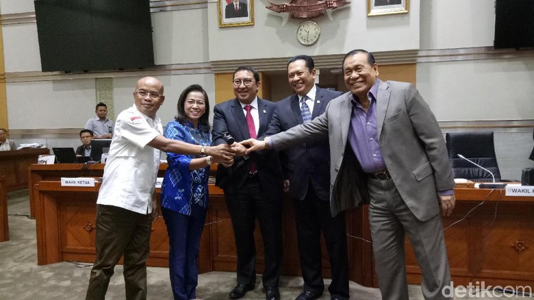Fadli Zon Lantik Erma Ranik Jadi Wakil Ketua Komisi III Fadli Zon Lantik Erma Ranik Jadi Wakil Ketua Komisi III
