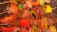 Ini bukti kalau Aurel memang gemar masak. Di hari Anniversary Pipi dan Bundanya, ia memasak barbeque spesial. Sate daging sapi dengan paprika dan smoked beef tampak lezat tersiram saus black pepper. Foto: Instagram @aurelie.hermansyah  