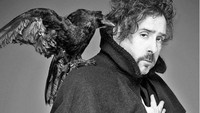 Produser Tim Burton yang menggarap banyak film box-office disebut-sebut oleh mantan pasangannya yang juga aktris, Helena Bonham Carter, bahwa kejeniusannya namun cukup antisosial ini adalah tanda ia mengidap sindrom tersebut. (Foto: Instagram/timburton_)