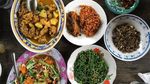 Gaya Keren Tjok Gus, Suami Happy Salma Saat Ngopi hingga Nikmati Makanan Bali