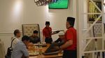 Intip Gaya Asyik Ustaz Tampan, Ahmad Al Habsyi saat Makan Hidangan Timur Tengah