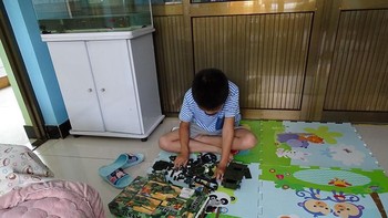 Anak orang kaya di China bergaji USD 2.235 per bulan. Mainannya tank. Foto: Gapminder
