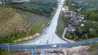 Pemandangan alam yang dilihat dari atas geladak kapal juga terlihat cukup menawan. Dok. Bina Marga.