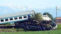 Rangkaian kereta penumpang yang terdiri atas lima gerbong, menghantam sebuah truk muatan berat yang terjebak di tengah-tengah perlintasan rel. Foto: REUTERS/Massimo Pinca