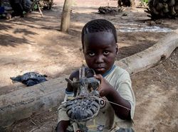 Potret Menarik Perbandingan Mainan Anak Miskin dan Kaya